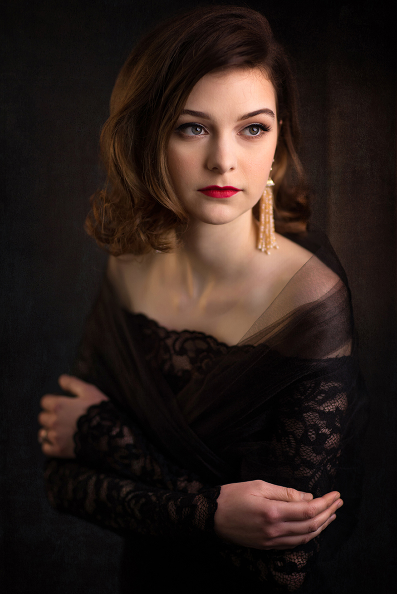 Gorgeous young woman old Hollywood style session